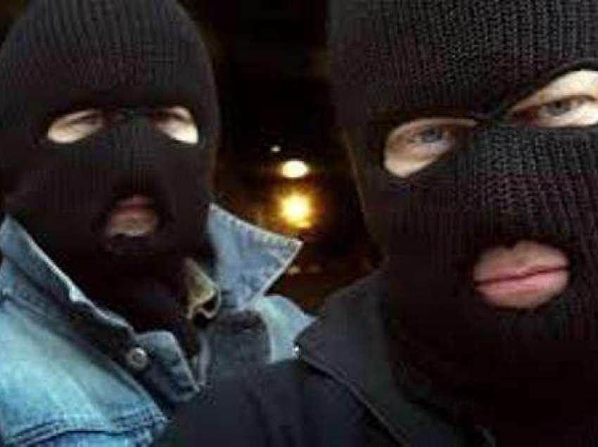 Ky është grupi që kreu vjedhje në Fushë Kosovë, nuk i shpëtuan as maskat – zbulohen nga kamerat
