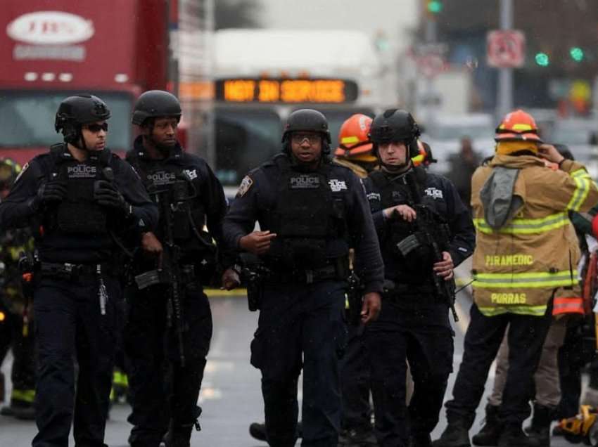 18 të plagosur në metronë e New York-ut, të paktën deri tani sulmuesi mbetet ende në kërkim