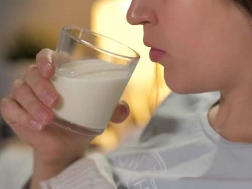 Pse nuk këshillohet një gotë qumësht para gjumit?