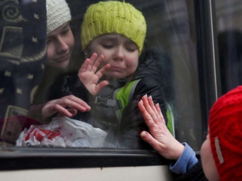 Fëmijët e dëbuar nga Ukraina, po përballen me kërcënimin e birësimit të paligjshëm