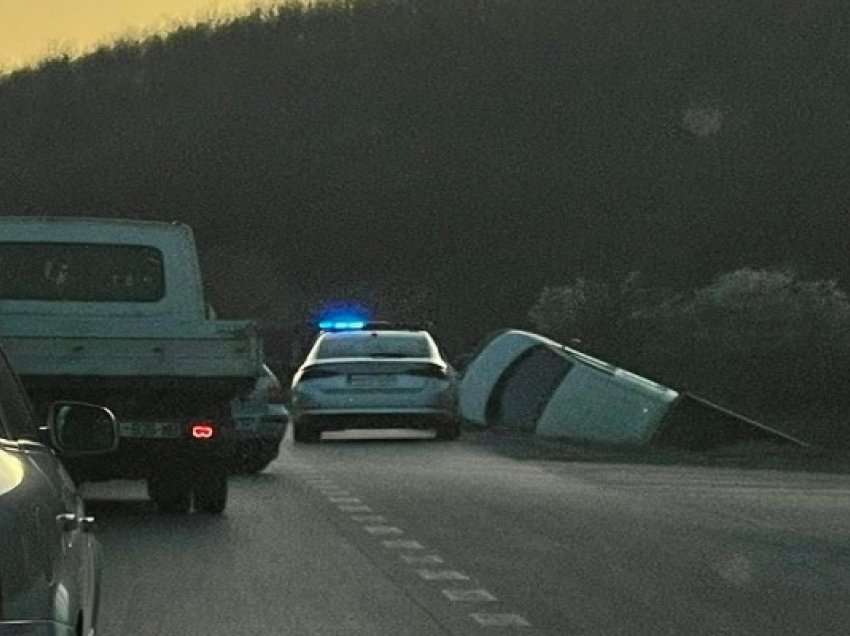 ​Katër të lënduar në një aksident trafiku në rrugën Prishtinë-Pejë