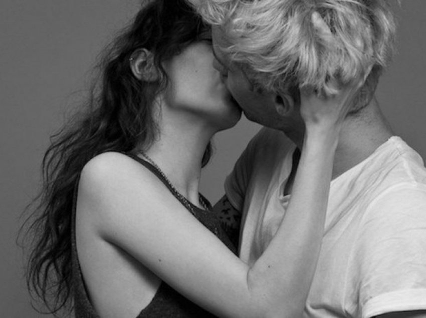 Gratë që puthen shpesh dobësohen më lehtë?! Ky studim na çuditi
