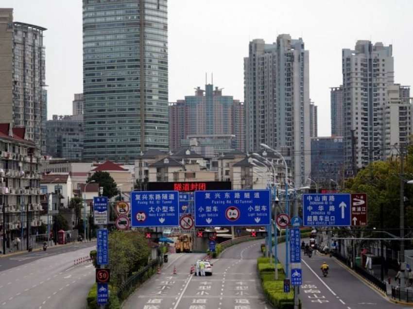 Përleshje në Shangai rreth masave kundër COVID-19