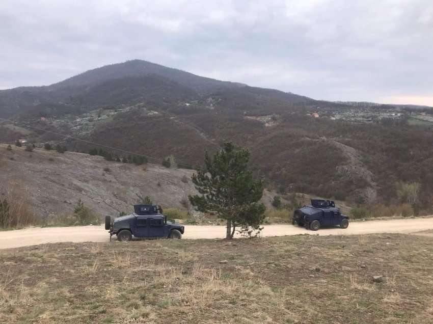 Dy autoblinda të Njësisë Speciale po qëndrojnë në Sharjep të Jarinjes