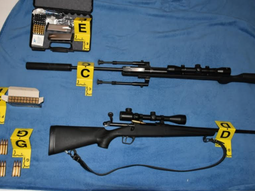 Foto/ Policia gjen 8 armë tek njëri nga të dyshuarit për vrasjen në Klinë 