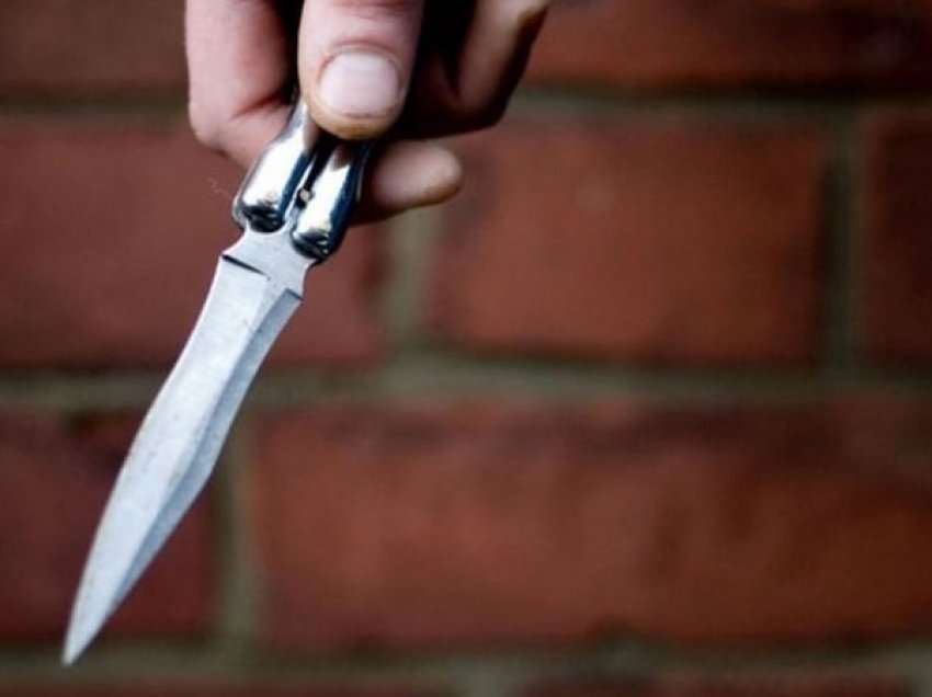 Ngjarje e rëndë/ Pa njerkun duke ia dhunuar nënën, 18-vjeçari e qëllon 10 herë me thikë