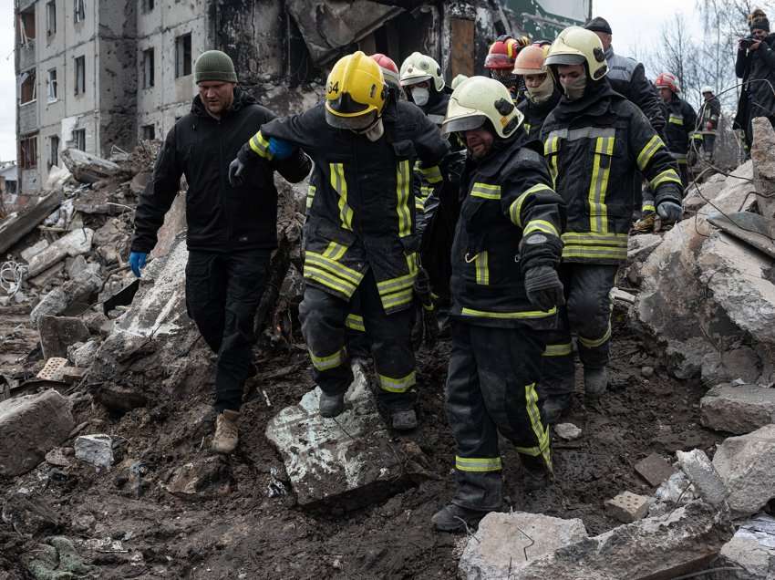 41 trupa të gjetur në apartamentet e Borodiankas të shkatërruar nga granatimet ruse