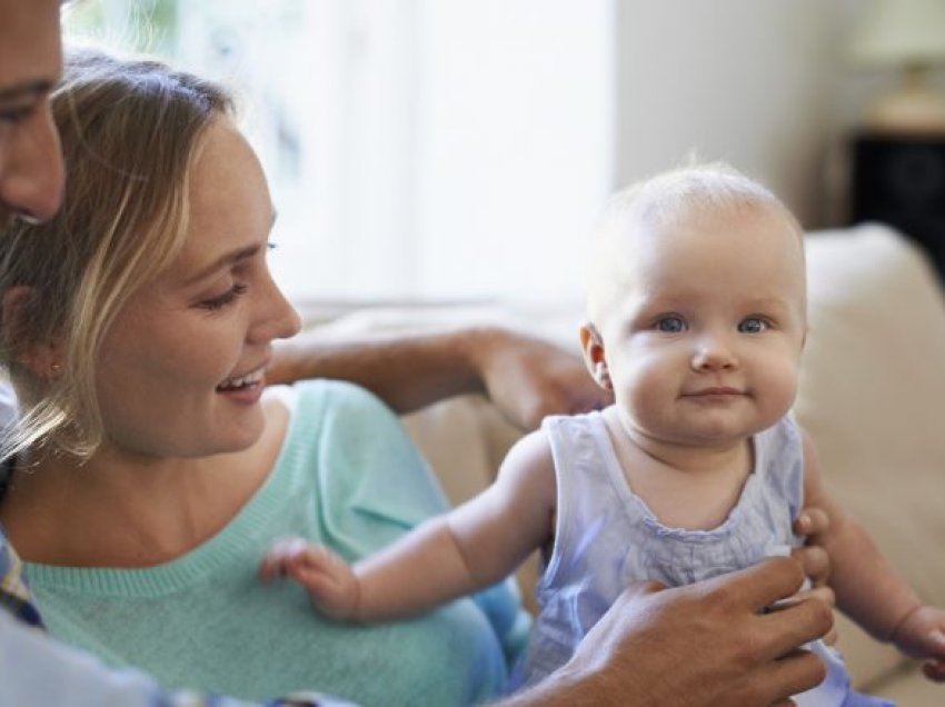 Neonatologët shpjegojnë pse fëmijët shpesh favorizojnë njërin prind