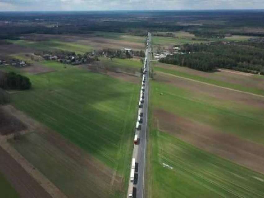 Kamionë të bllokuar në kufirin Poloni-Bjellorusi pas sanksioneve të BE-së