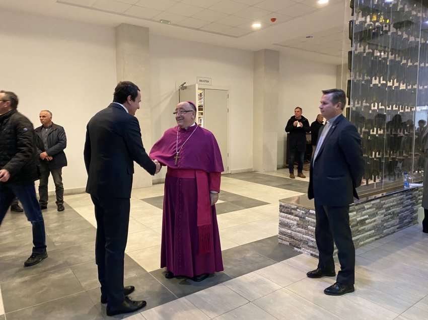 Kryeministri Kurti mori pjesë në pritjen për festën e Pashkëve katolike