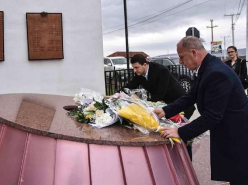 Krasniqi bën homazhe në Çikatovë e Poklek: Kërkojmë drejtësi për viktimat dhe familjet e tyre