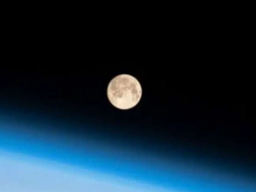 “Hëna rozë”, pamje mahnitëse nga NASA