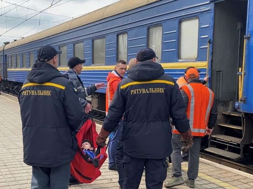 Trenat që largohen nga qytetet e Ukrainës janë mbushur me më të rrezikuarit e vendit