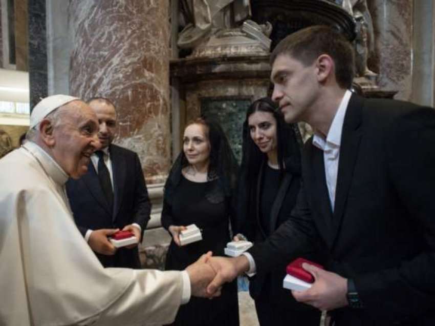 Kryebashkiaku i liruar nga robëria ruse merr pjesë në Vigjiljen e Pashkëve të Papës
