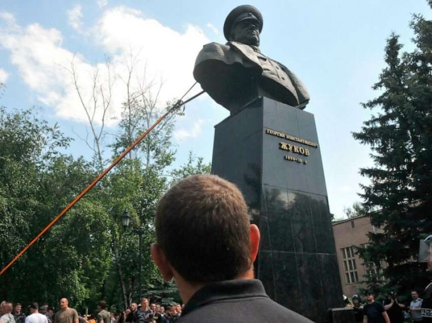 Rrëzohet busti i heroit sovjetik të Luftës së Dytë Botërore në Kharkiv