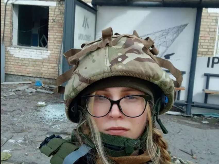 Bukuroshja ukrainase me armë në duar gati për të luftuar rusët