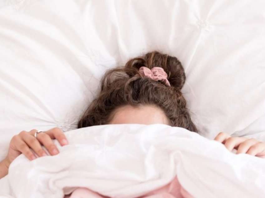 Shkenca shpjegon arsyen pse bëni gjumë të tmerrshëm kur flini në një shtrat të ri