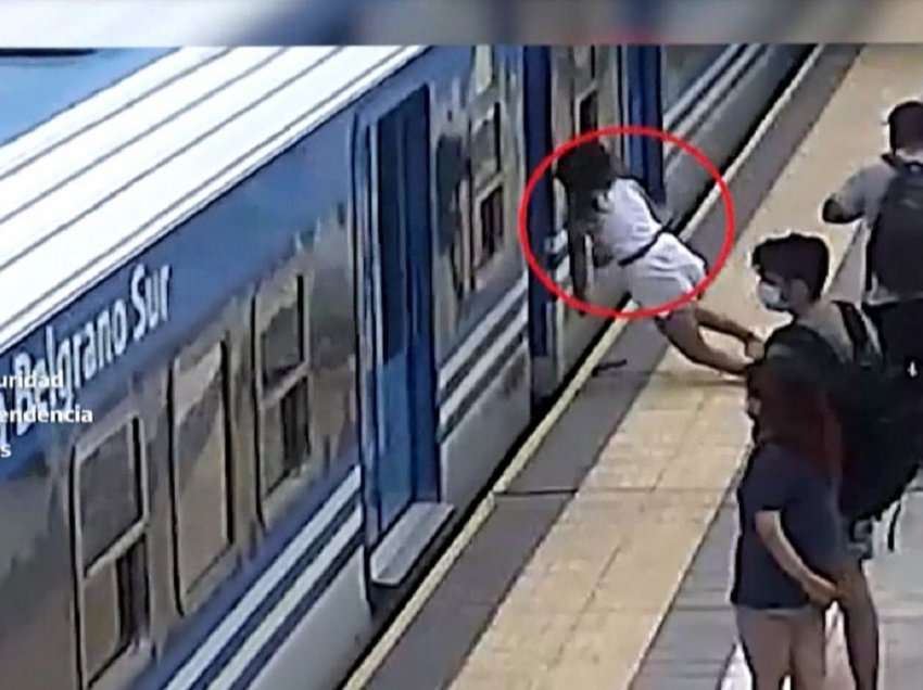 E pabesueshme! Vajza bie në shina teksa treni kalon, shpëton mrekullisht!