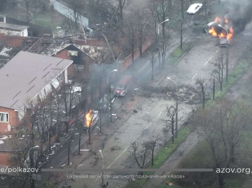 Publikohen pamje të forcave ukrainase duke i zënë pritë kolonës ushtarake ruse