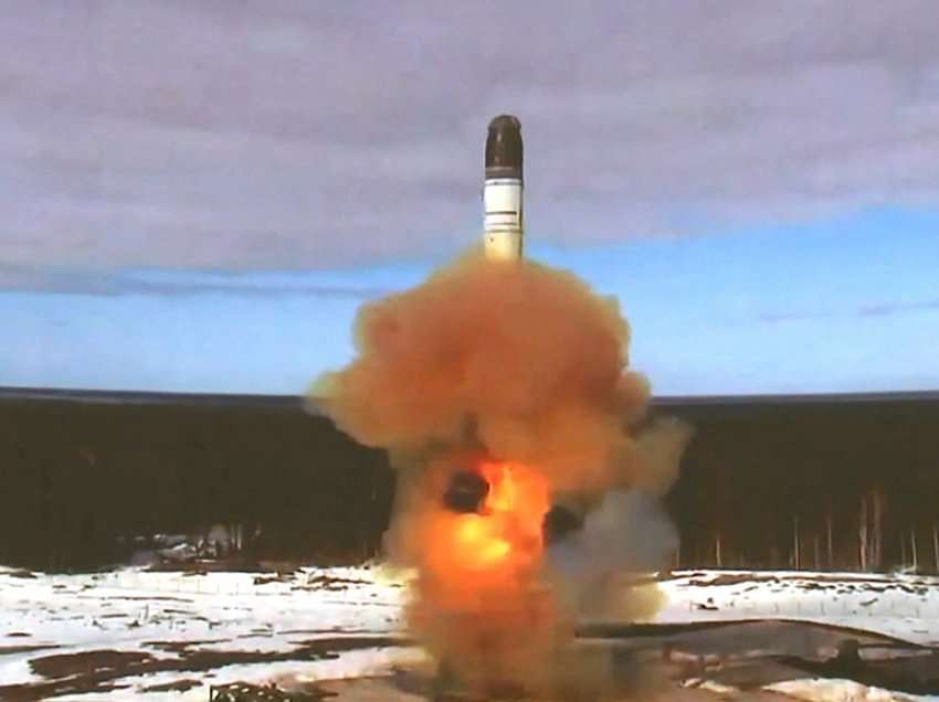 Rusia lëshon një raketë balistike ndërkontinentale, dalin pamjet 