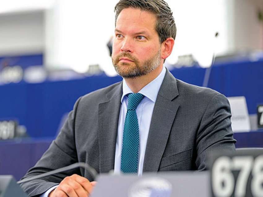 Eurodeputeti austriak kritikon pesëshen e BE-së: Flisni kundër autoritarizmit dhe s’e njihni Kosovën