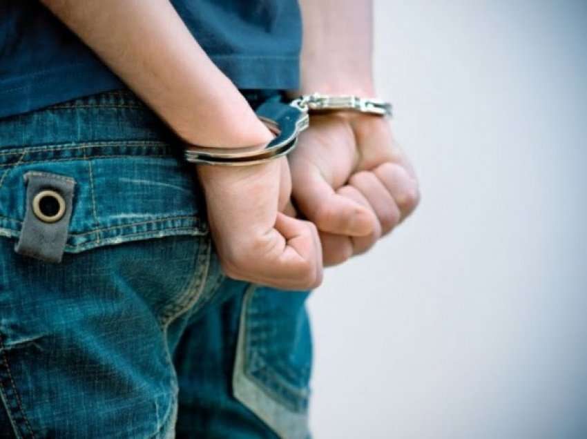 18 vjeçari kërkohej për vjedhje të rëndë, arrestohet