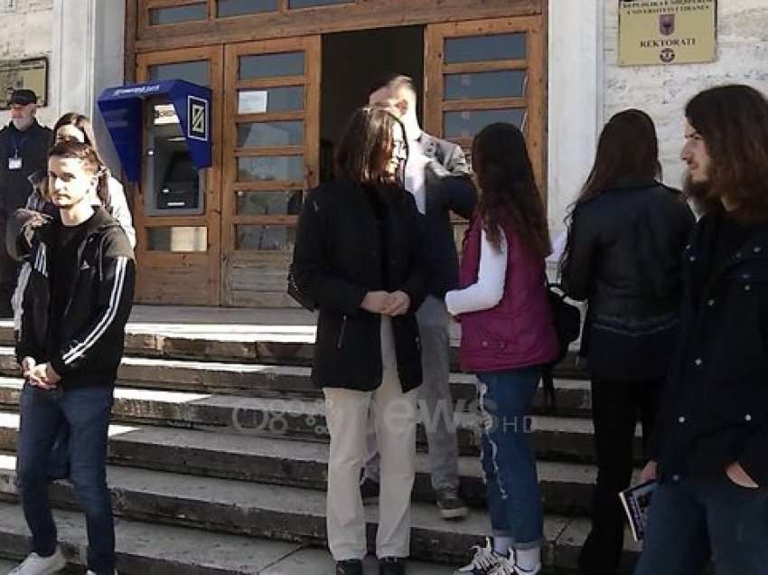 Financim studentëve ekselentë vetëm Shqipëri, nuk përfitojnë ata që nuk kthehen në atdhe