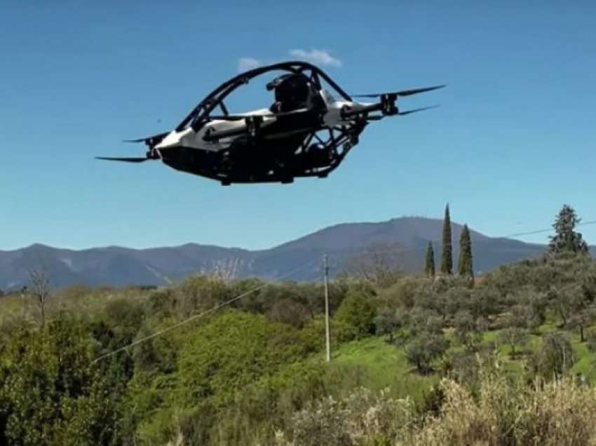 Pajisja Jetson One që mund ta pilotojë secili, shihet duke fluturuar mbi kodrat në Toskanë