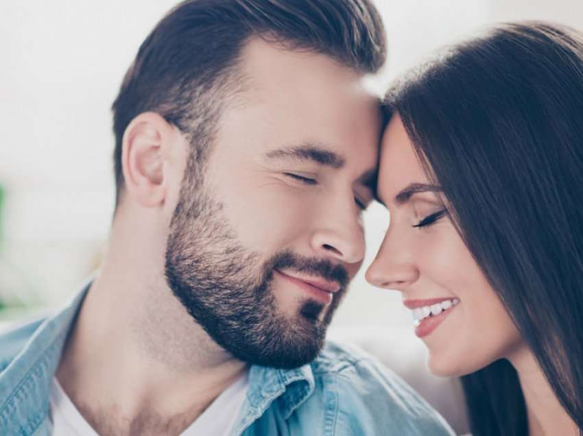 Hulumtimet tregojnë se burrat priren të thonë ‘të dua’ përpara se gratë