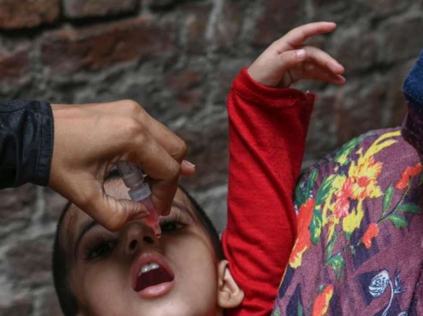 Poliomeliti paralizon një fëmijë në Pakistan
