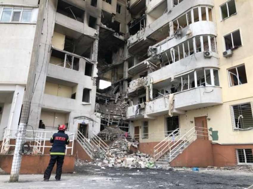 “Isha shumë afër vdekjes”/ Të mbijetuarit e ndërtesës së Odesës kujtojnë sulmin me raketa