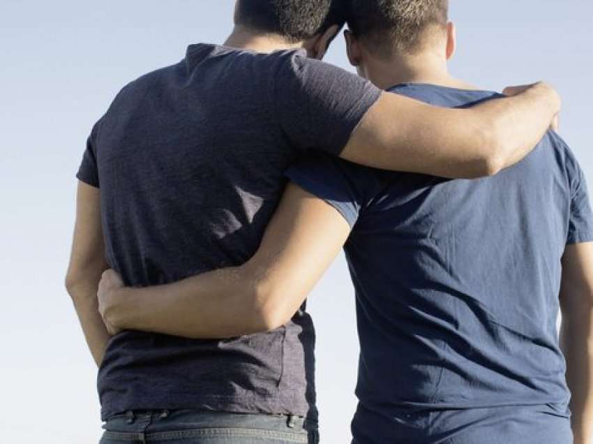 Rrëfimi i të riut gay në Tiranë që ushtron prostitucion: Ulem në kafe dhe i pyes djemtë, ai që hesht do të thotë se…