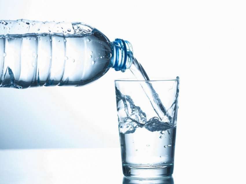 Çfarë ndodh kur konsumoni shumë ujë?