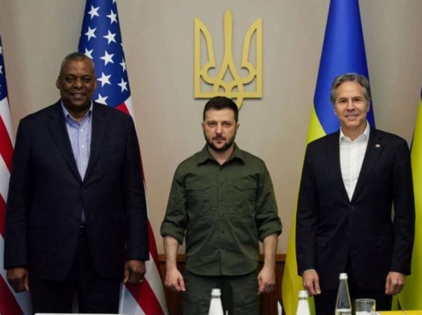 Vizita ‘e fshehtë’/ Del foto e parë nga takimi i Sekretarit Blinken dhe Austin me Zelenskyn në Ukrainë, ja premtimet e bëra