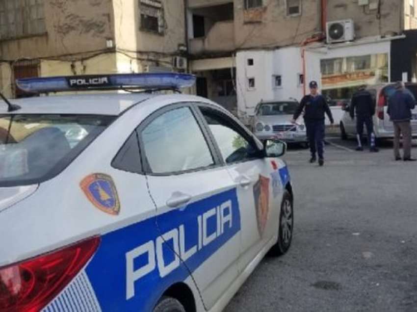 Bënë për spital 38-vjeçarin e më pas goditën policët, arrestohet i riu në Tiranë, 2 shokët në kërkim