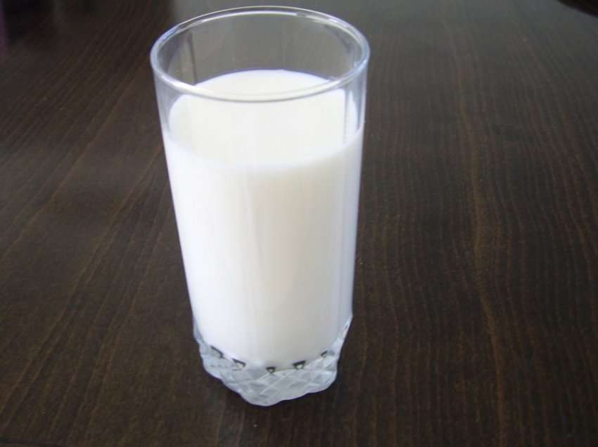 Një gotë qumësht në ditë ofron veti të shumta për shëndetin