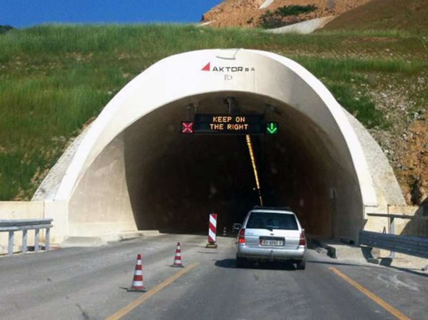 Merr flakë makina e një vajze në tunelin Elbasan-Tiranë, detajet e para