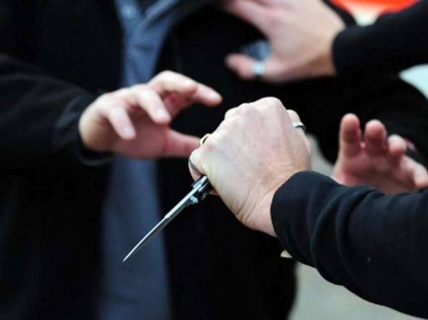Durrës, plagosi me thikë të vëllain pas një sherri, arrestohet 20-vjeçari