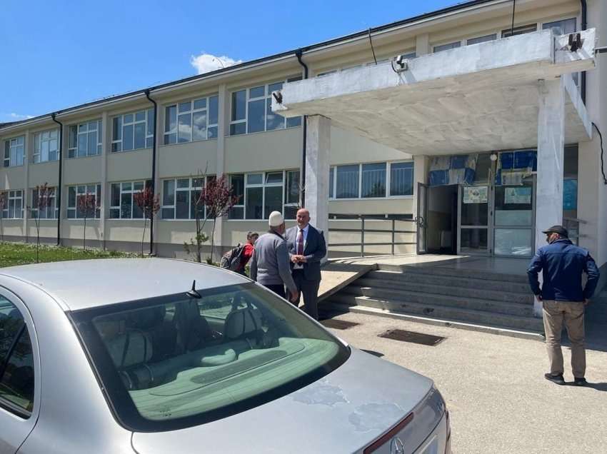 Kryetari Haliti vizitoi shkollat fillore në Kabash dhe në Viti