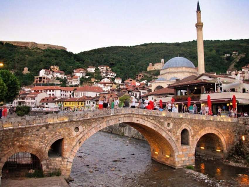 Dyvjeçari bie aksidentalisht nga ballkoni i restorantit në Prizren, ku familja shkoi për iftar
