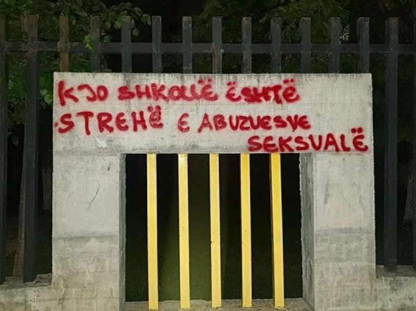 Grafite në Prizren pas arrestimit të mësuesit të dyshuar për pedofili