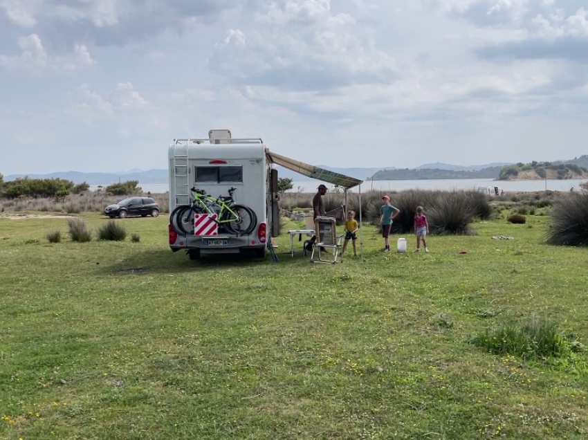 Plazhi i aventurierëve Porto-Nova në Vlorë, mbledh turistët e natyrës