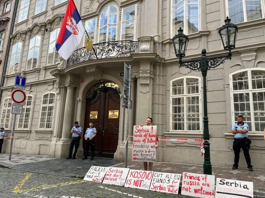“Kosova nuk është Serbi”, aktivistë çekë protestojnë para ambasadës serbe në Pragë