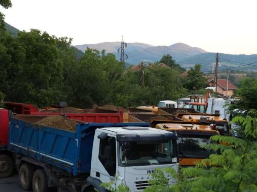 VOA/ Rrugët në veriun e Kosovës mbeten të bllokuara
