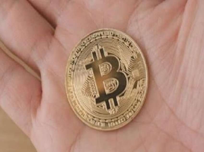 Pas një muaji rekord, Bitcoin është sërish në rënie