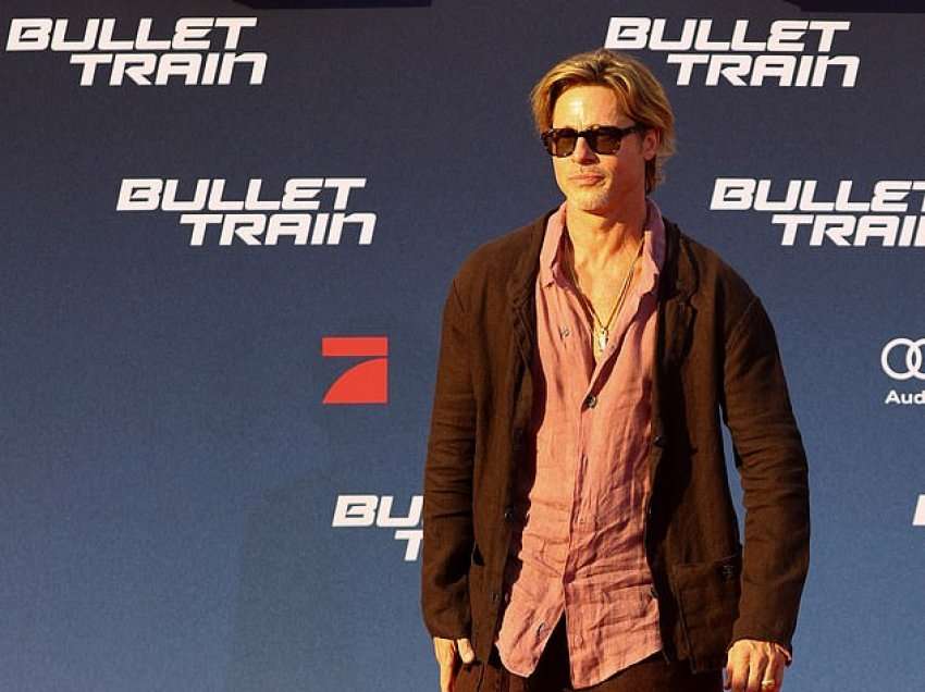 Brad Pitt tregon arsyen se pse veshi fund në premierën e filmit “Bullet Train” në Berlin