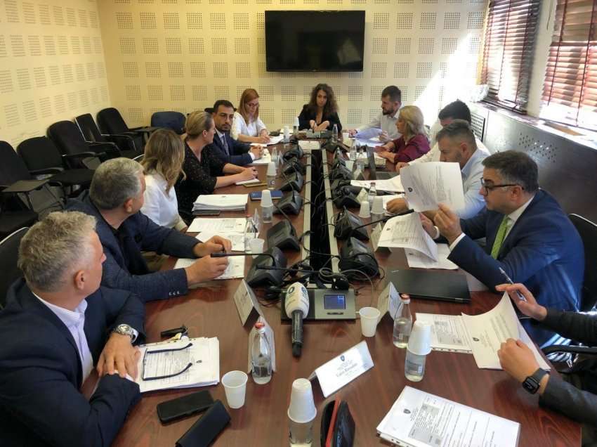 Sveçla nuk raporton në Komisionin për Administratë Publike – Kritikohet nga Opozita