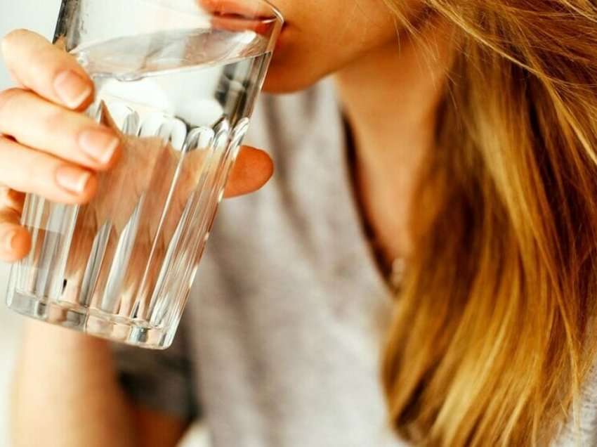 Përse nuk duhet të pini kurrë ujë duke qëndruar në këmbë