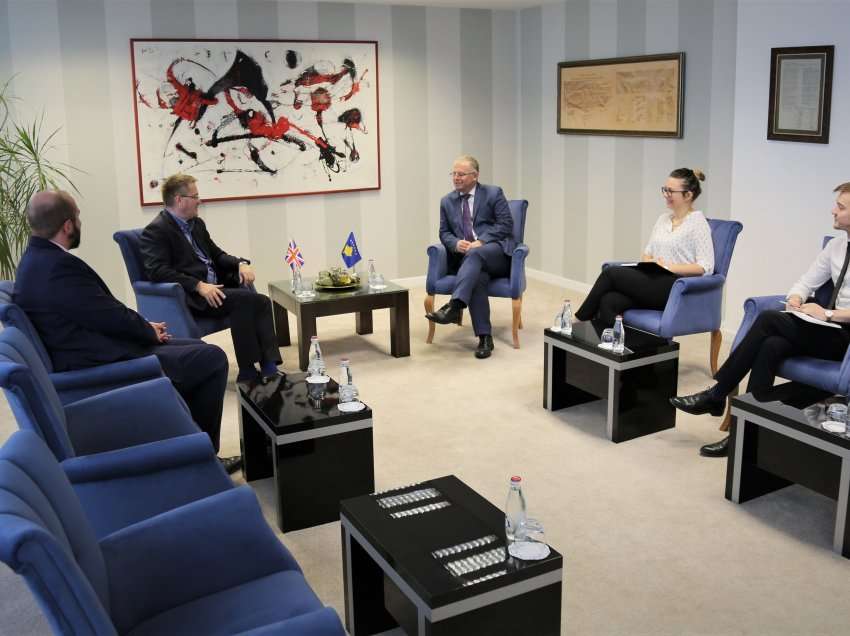 Zëvendëskryeministri Bislimi priti në takim ambasadorin e Mbretërisë së Bashkuar në Kosovë, Nicholas Abbott