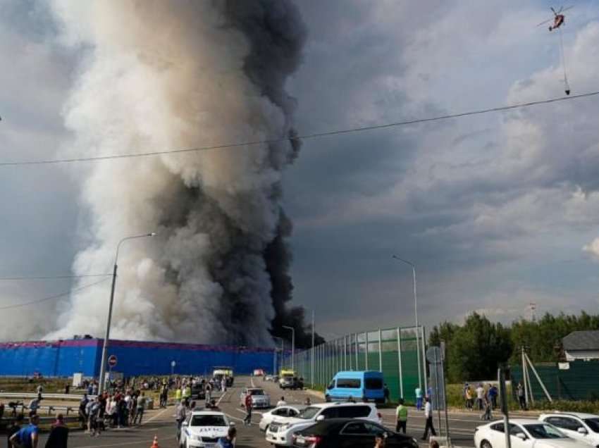 1 i vrarë dhe 13 të plagosur nga zjarri masiv në një magazinë pranë Moskës